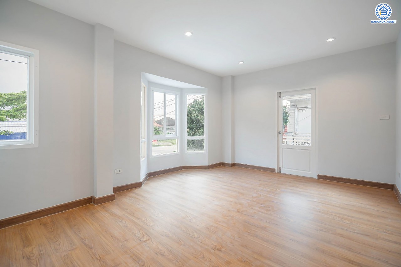 บ้านมือสองตกแต่งใหม่ โครงการ มณีรินทร์พาร์ค รัตนาธิเบศร์-ท่าอิฐ แบรนด์ Property Perfect เนื้อที่ 59.4 ตร.ว. ฟังก์ชัน 3 ห้องนอน 3 ห้องน้ำ จอดรถได้ 2 คัน บนทำเลศักยภาพ เชื่อมต่อทั้ง ถนนรัตนาธิเบศร์ และถนนราชพฤกษ์ ใจกลาง 2 เซ็นทรัลฯ ใกล้ทางด่วน "งามวงศ์วาน" และรถไฟฟ้า "สถานีบางรักน้อยท่าอิฐ"...